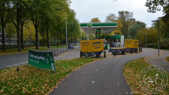 Bi-directional cycleway without conflict petrol station Delft