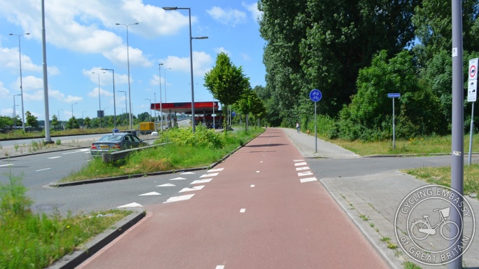 Bi-directional cycleway with separate footway and clear priority, Rotterdam, NL