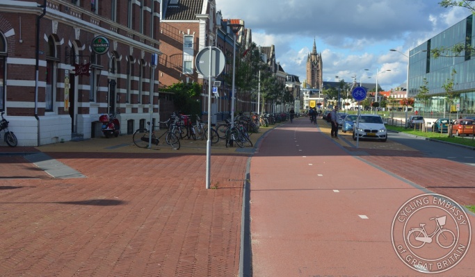 Bi-directional cycleway with continuous footway and side road priority, Delft, NL