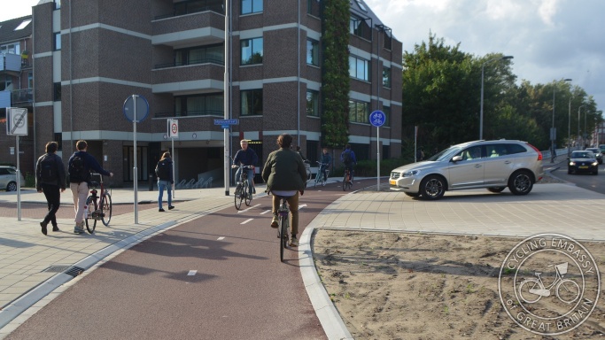 Bi-directional cycleway with side road priority, Delft, NL