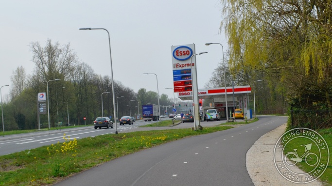 Bidirectional cycleway bypassing petrol station, Utrecht, NL 