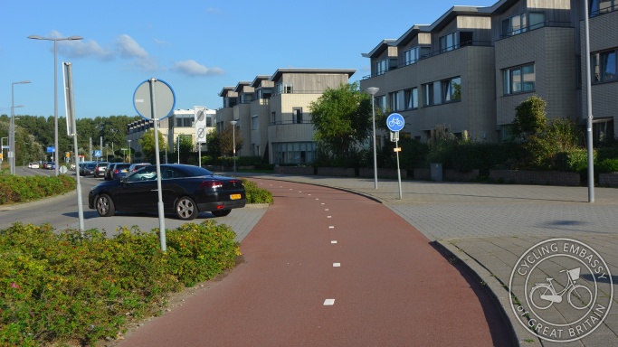 Bi-directional cycleway with side road priority, Hoek van Holland, NL