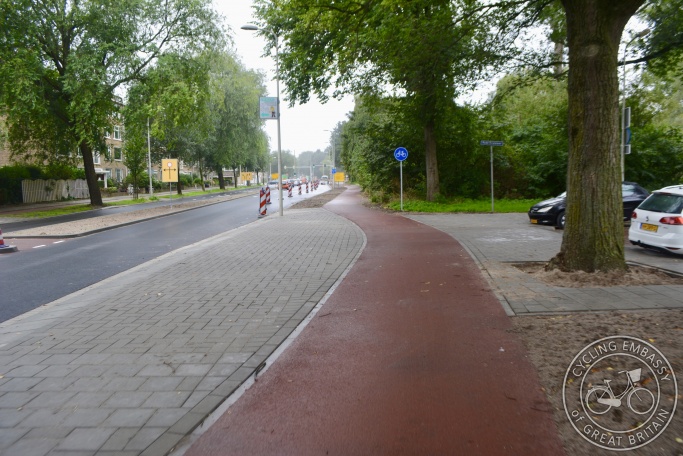 Continuous footway and cycleway across side road, Den Haag