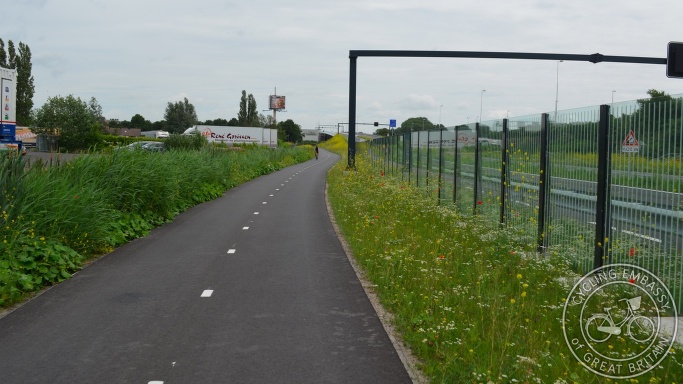 Bi-directional cycleway with noise barrier, Gouda, NL
