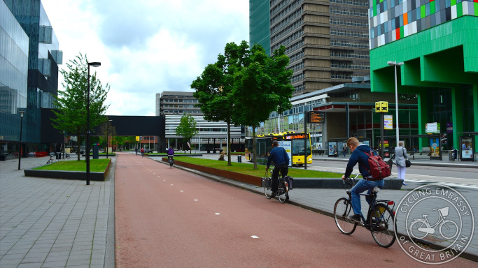 A wide two-way cycle path in the Utrecht University Campus