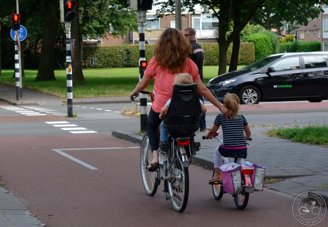 Cycle traffic signals mother child cycling Assen