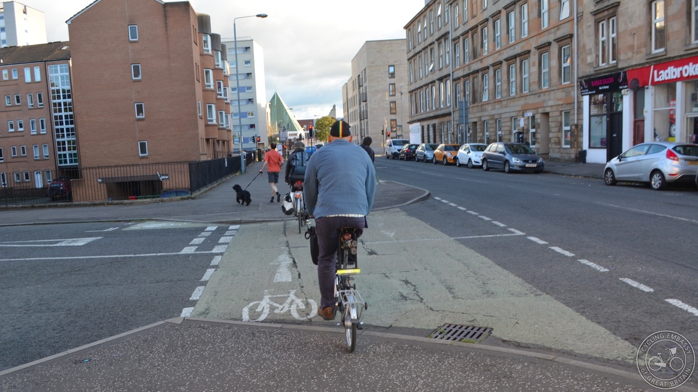 Glasgow ambiguous cycleway side road crossing